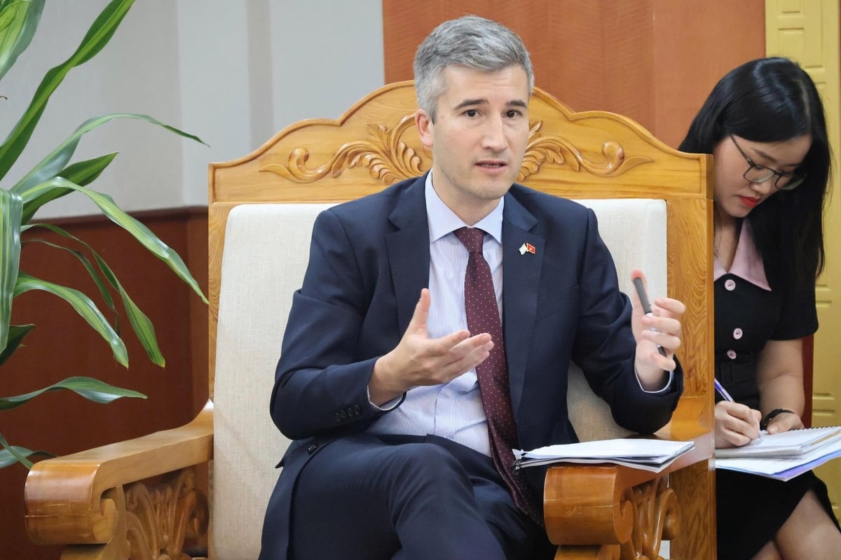 Phía Argentina, ông Agustín Tejeda Rodríguez đề xuất triển khai kế hoạch hợp tác thú y giai đoạn 2025-2027 về bệnh lở mồm long móng, dựa trên biên bản ghi nhớ đã ký từ năm 1996. Ảnh: Hồng Ngọc. Phía Argentina, ông Agustín Tejeda Rodríguez đề xuất triển khai kế hoạch hợp tác thú y giai đoạn 2025-2027 về bệnh lở mồm long móng, dựa trên biên bản ghi nhớ đã ký từ năm 1996. Ảnh: Hồng Ngọc.