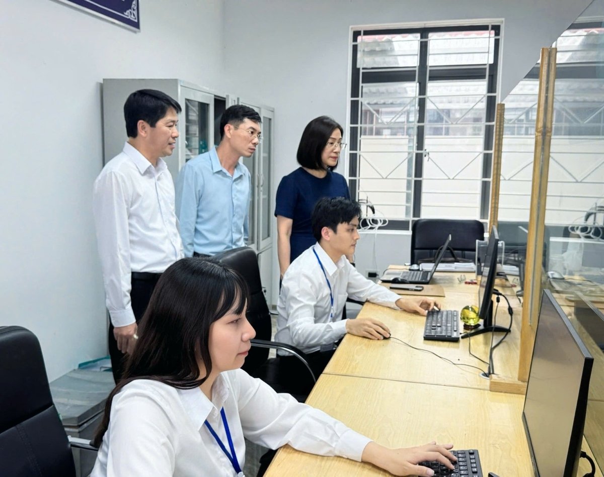 Vận hành việc tiếp nhận thủ tục hành chính về đất đai tại Trung tâm phục vụ hành chính công phường Tô Hiệu. Ảnh: Nguyễn Nga.