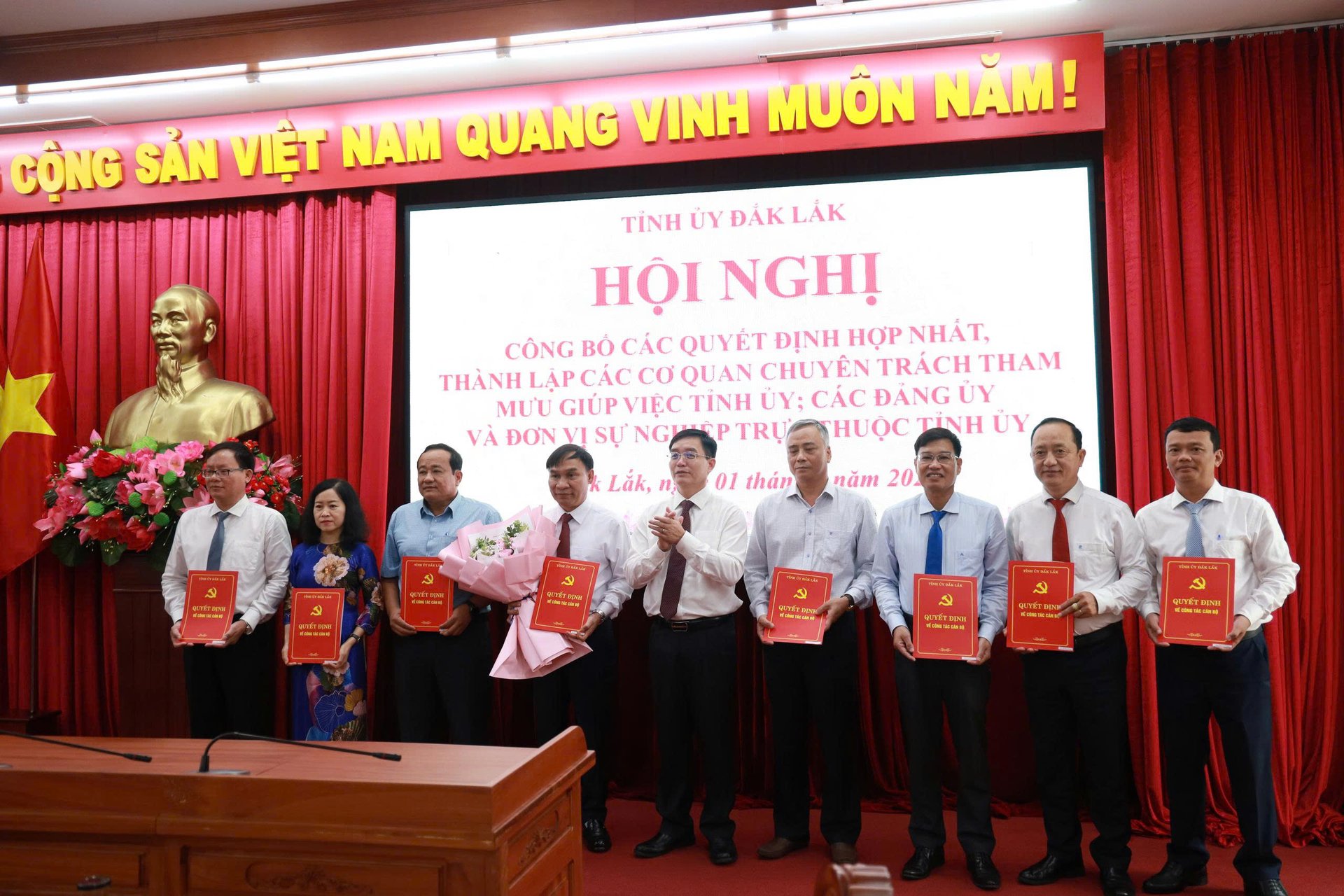 Bí thư Tỉnh ủy Đắk Lắk Nguyễn Đình Trung trao Quyết định thành lập Ban Nội chính Tỉnh ủy. Ảnh: Cổng TTĐT tỉnh Đắk Lắk.