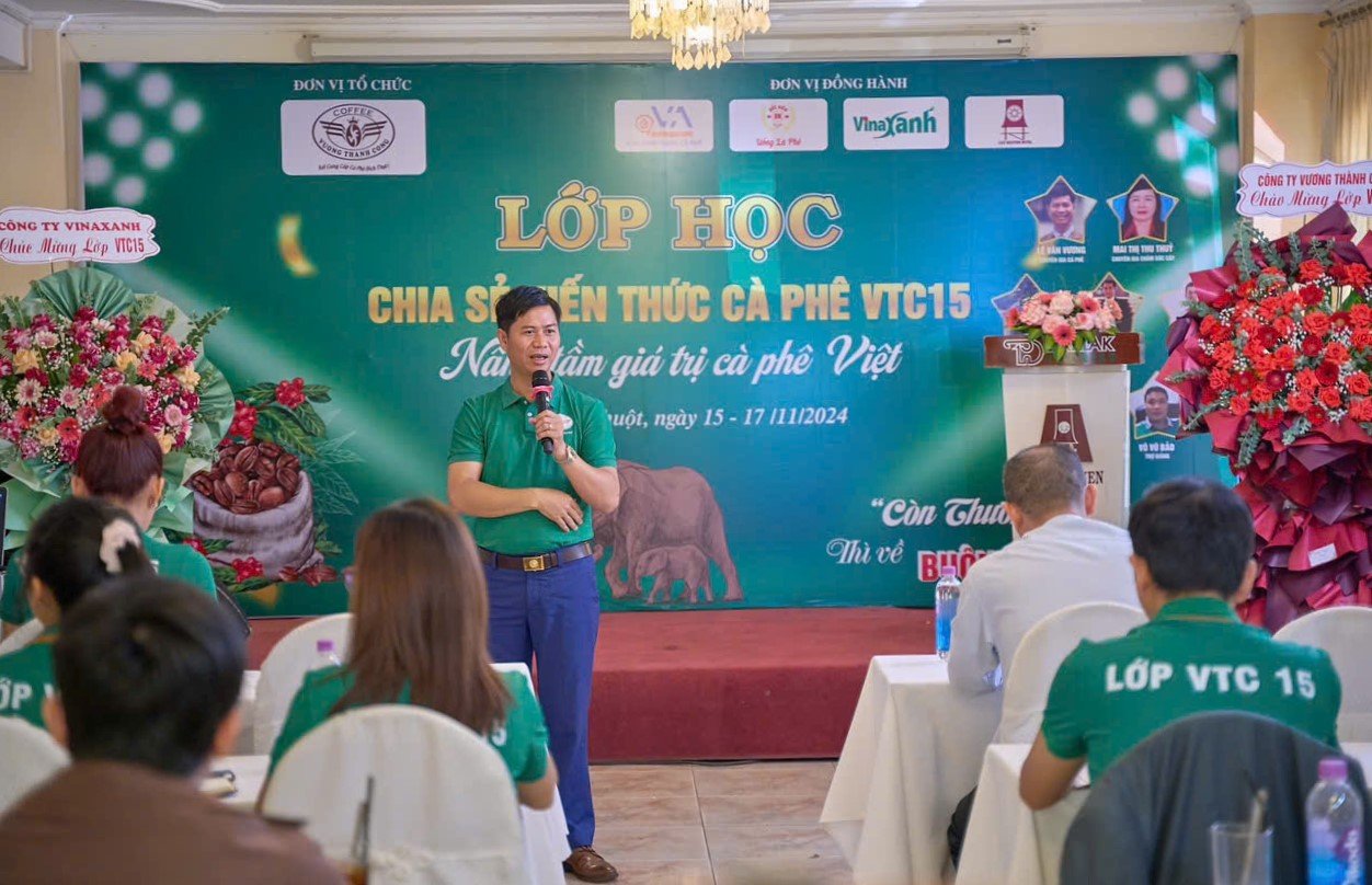 Ông Lê Văn Vương, Giám đốc Công ty TNHH SX & TM Vương Thành Công chia sẻ kiến thức tại lớp học thứ 11. Ảnh: Tuấn Phúc.