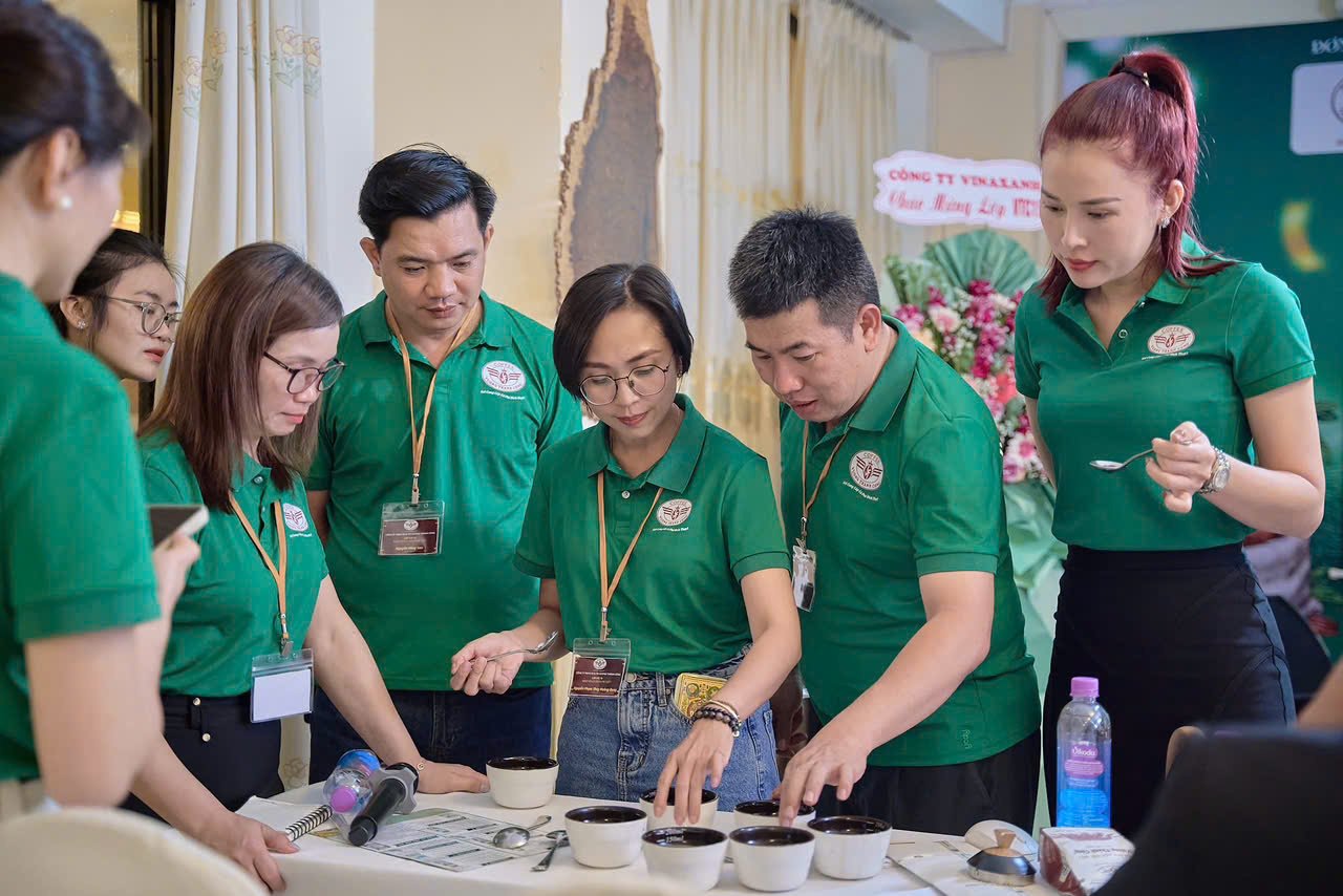 Các học viên khóa trước tiếp cận với quy trình sản xuất cà phê hữu cơ. Ảnh: Tuấn Phúc.