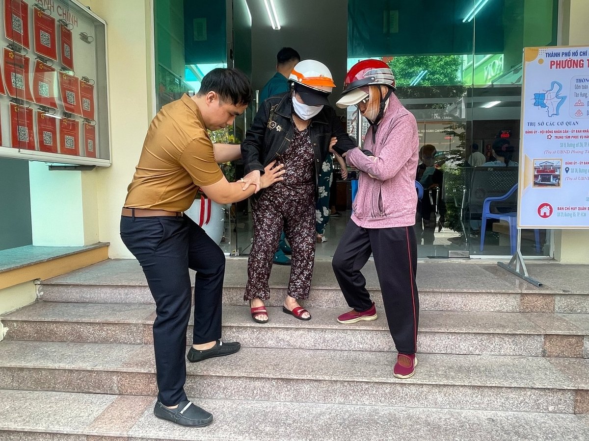 Phường Tân Hưng cắt cử nhân viên phục vụ người lớn tuổi đến làm giấy tờ. Ảnh: Đình Du.  