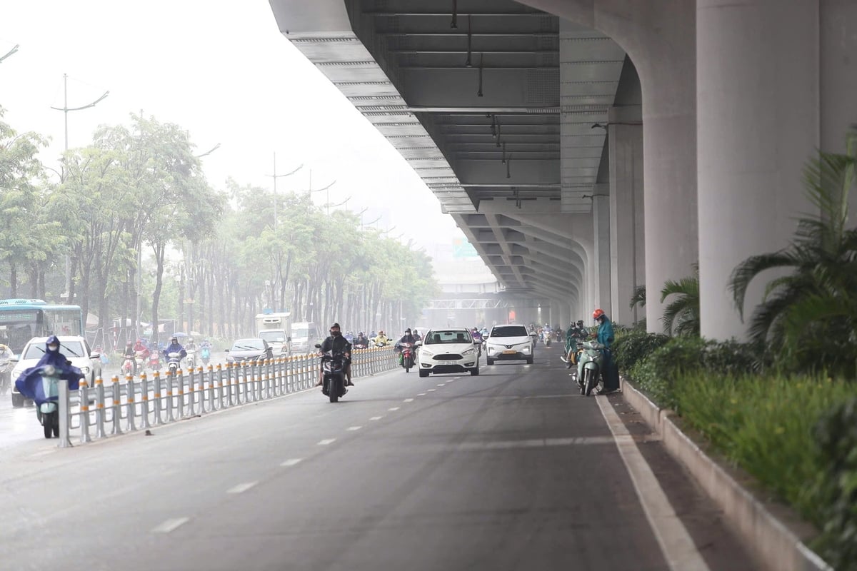 Việc phân làn, tổ chức lại giao thông sẽ giúp tuyến đường Phạm Văn Đồng giảm thiểu tai nạn và ùn tắc. Ảnh: Cao Sơn.