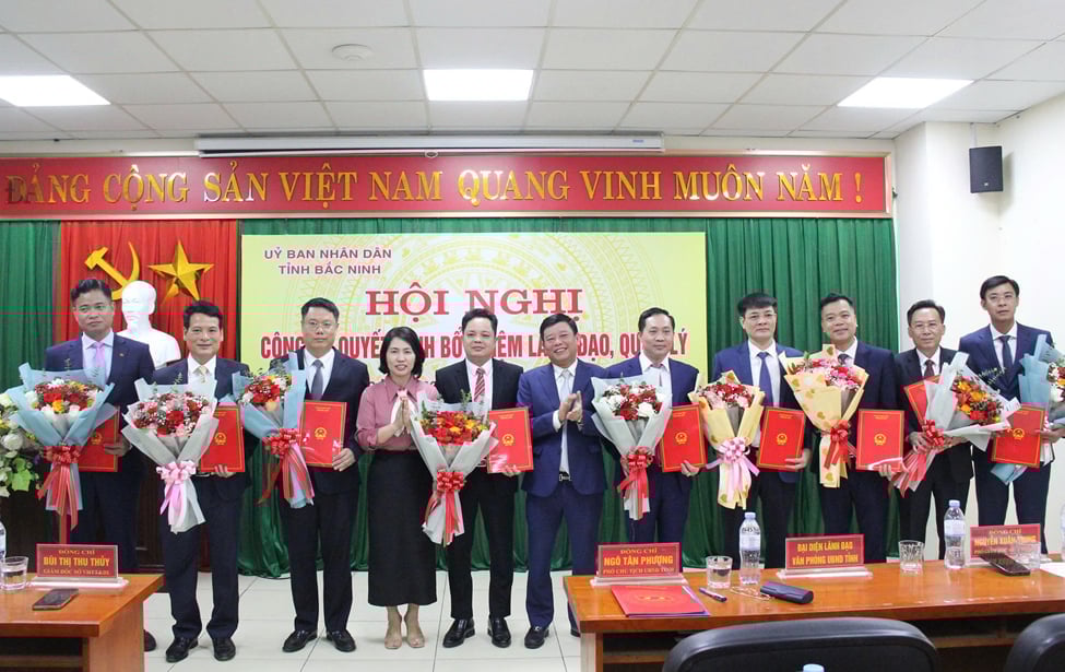 Ông Ngô Tân Phượng - Phó Chủ tịch UBND tỉnh Bắc Ninh trao quyết định và tặng hoa chúc mừng các Phó Giám đốc Sở Văn hóa, Thể thao và Du lịch. Ảnh: Sở Văn Hóa Bắc Ninh.