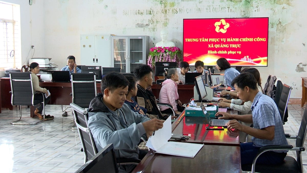 Dù cơ sở vật chất còn nhiều khó khăn nhưng cán bộ Trung tâm phục vụ hành chính công xã Quảng Trực, Lâm Đồng mới vẫn tích cực xử lý nhanh gọn thủ tục hành chính cho người dân. Ảnh: TT.