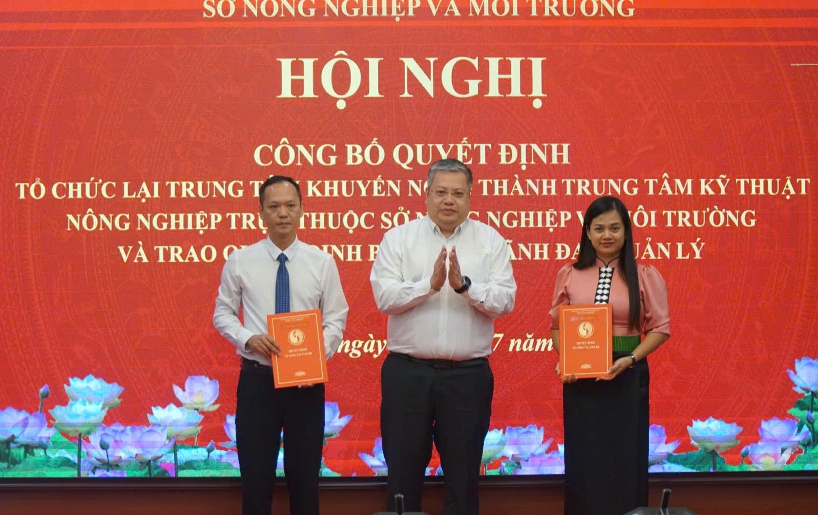 Giám đốc Sở Nông nghiệp và Môi trường Sơn La - Ông Phùng Kim Sơn trao quyết định bổ nhiệm cho 2 đồng chí Phó giám đốc trung tâm kỹ thuật nông nghiệp. Ảnh: Đức Bình.