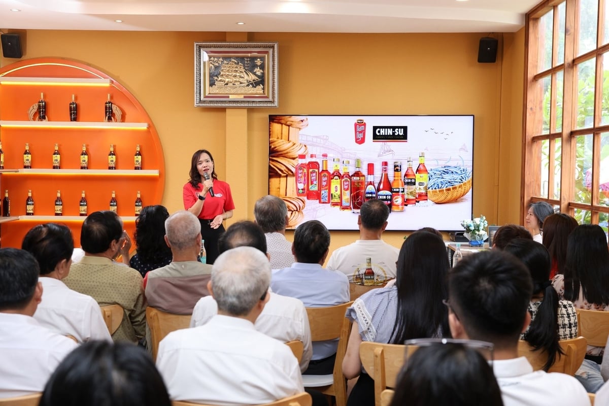 Bà Đinh Hồng Vân - Giám đốc Thương hiệu cấp cao Ngành hàng Gia vị - chia sẻ về câu chuyện các thương hiệu đến với 100 triệu người tiêu dùng Việt và vươn ra thế giới. Ảnh: MS.