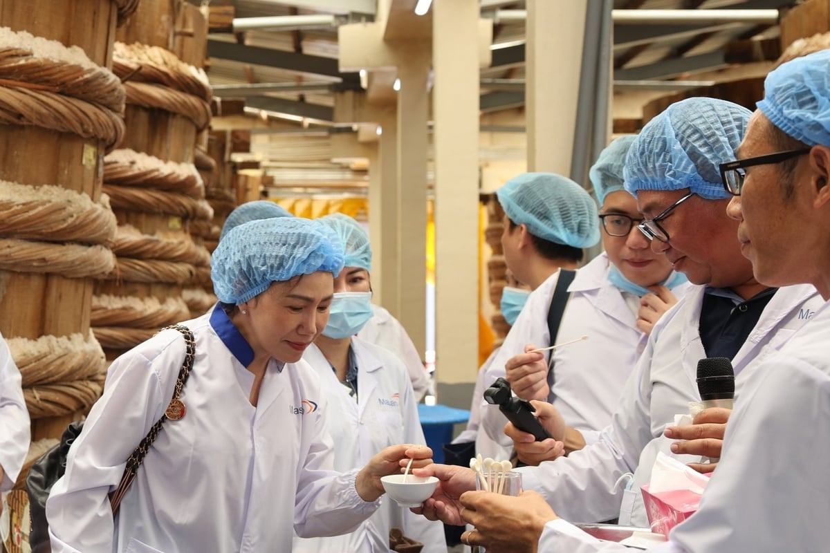 Khách mời trực tiếp nếm những giọt nước mắm cốt chiết từ thùng ủ chượp. Ảnh: MS.