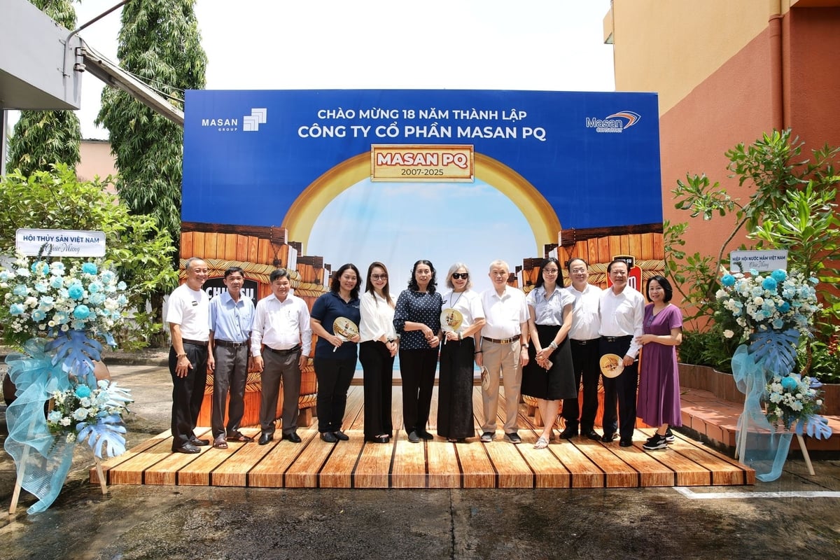 Khách mời chụp hình kỉ niệm cùng Lãnh đạo Công ty Cổ phần Masan PQ. Ảnh: MS.