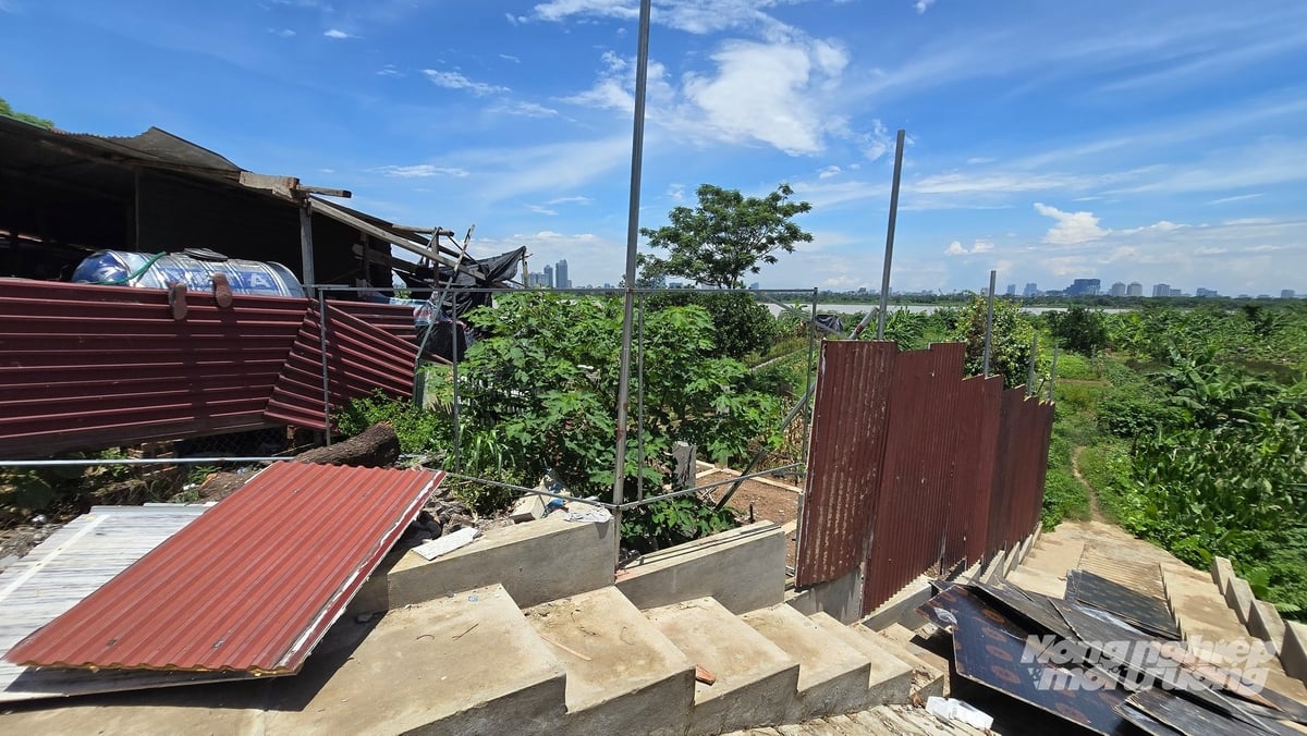 Vị trí lối lên xuống bãi sông để người dân đi canh tác bị bịt kín bởi các chướng ngại vật và hàng rào tôn. Ảnh: Kiên Trung.