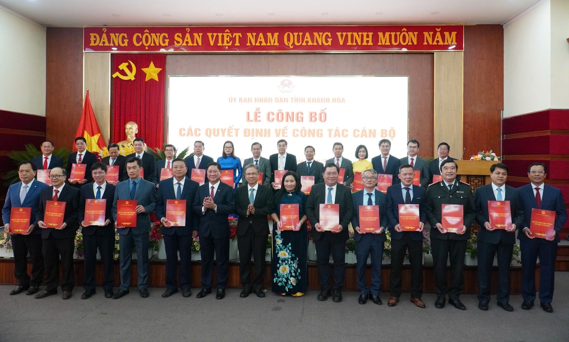Các lãnh đạo sở, ngành của tỉnh Khánh Hòa được trao quyết định bổ nhiệm. Ảnh: KS.