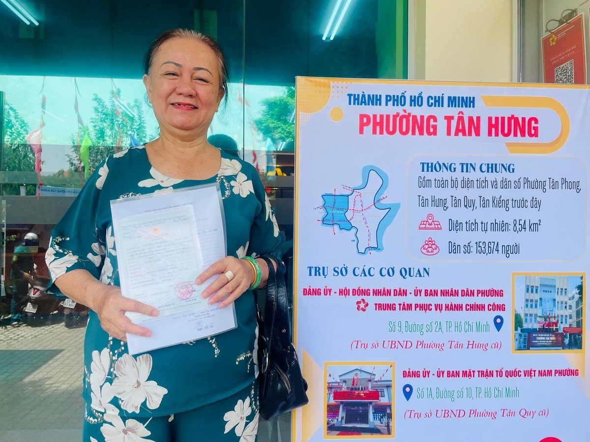 Bà Lê Chi niềm nở, hài lòng về việc phục vụ người dân của cán bộ phường Tân Hưng. Ảnh: Đình Du. 