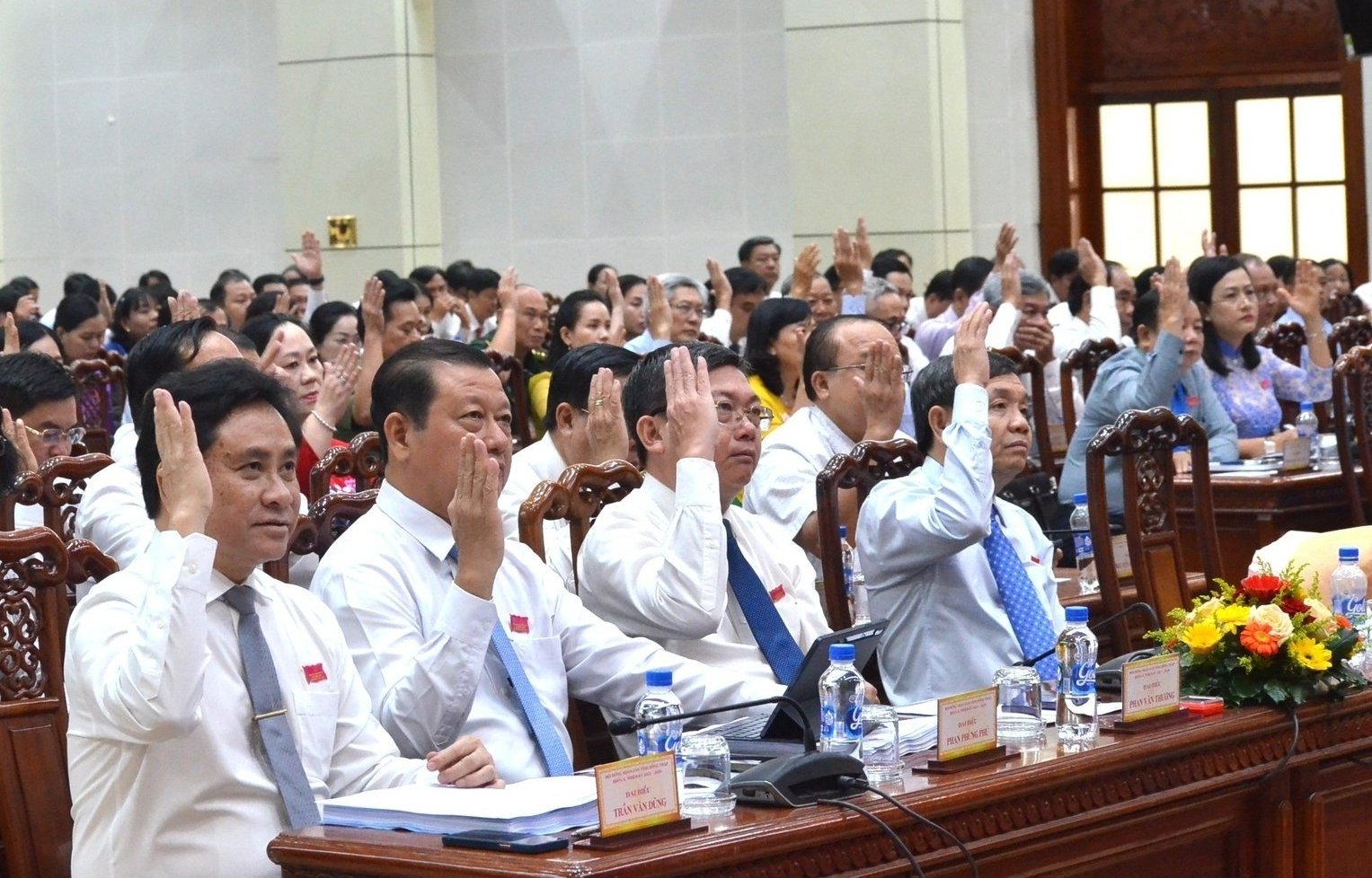 Đại biểu biểu quyết thông qua các nghị quyết tại kỳ họp. Ảnh: Minh Đảm.