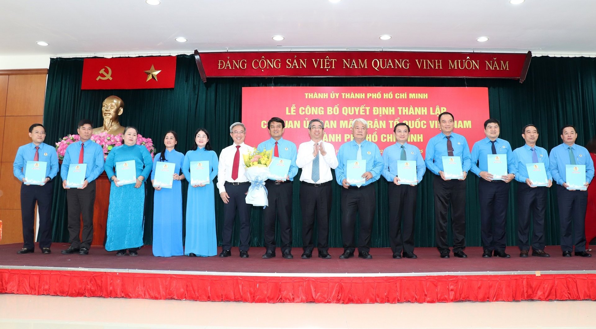 Ông Nguyễn Phước Lộc, Phó Bí thư Thành ủy, Chủ tịch Ủy ban MTTQ Việt Nam TP.HCM trao quyết định cho các lãnh đạo Liên đoàn Lao động TP.HCM. Ảnh: Anh Hoàng.
