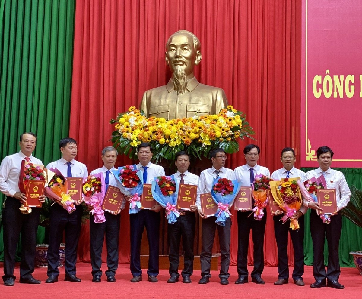 Ông Lâm Văn Tân (người đứng thứ nhất từ phải qua) được bổ nhiệm làm Giám đốc Sở Nông nghiệp và Môi trường tỉnh Vĩnh Long cùng các Phó Giám đốc Sở ra mắt tại hội nghị. Ảnh: Lê Hùng.