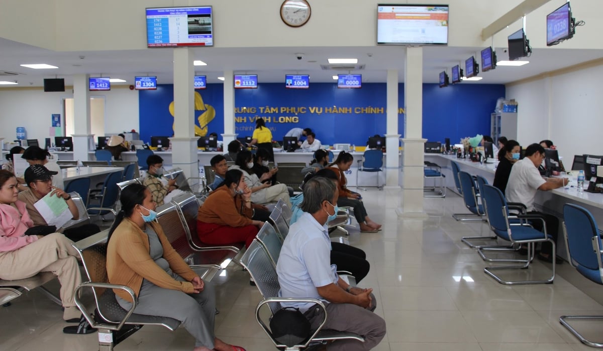 Trung tâm Phục vụ hành chính công của tỉnh và 124 xã, phường tỉnh Vĩnh Long đã tiếp nhận trực tiếp và trực tuyến 1.353 hồ thủ tục hành chính của các tổ chức, người dân, doanh nghiệp. Ảnh: Lê Hùng.