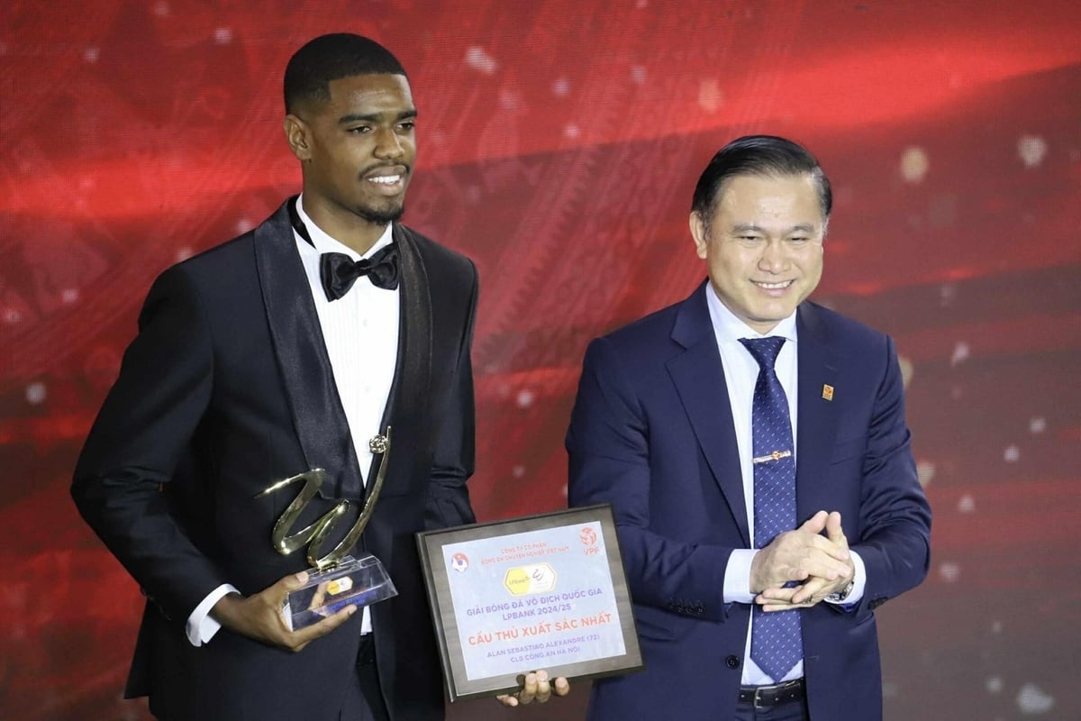 Tiền đạo Alan (Công an Hà Nội) giành cú đúp danh hiệu tại lễ trao giải thưởng V.League 2024/2025. Ảnh: VPF.