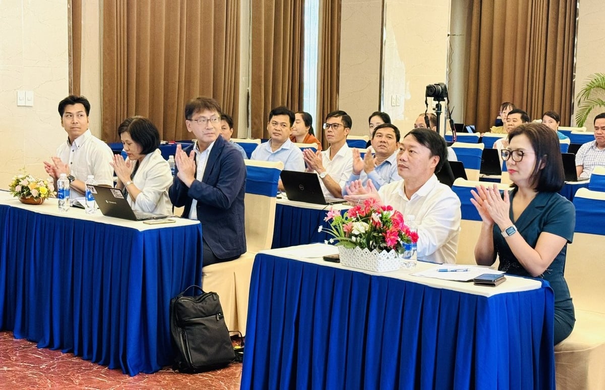  Ông Lê Trọng Đảm (thứ 2 từ bên phải qua), Phó Tổng biên Tập Báo Nông nghiệp và Môi trường tham dự khai mạc lớp đào tạo giảng viên nguồn (ToT) hướng dẫn sử dụng phần mềm quản lý bán hàng Hanbai, kết hợp phần mềm nhật ký sản xuất điện tử FaceFarm và phần mềm kế toán WACA. Ảnh: Lê Hoàng Vũ.