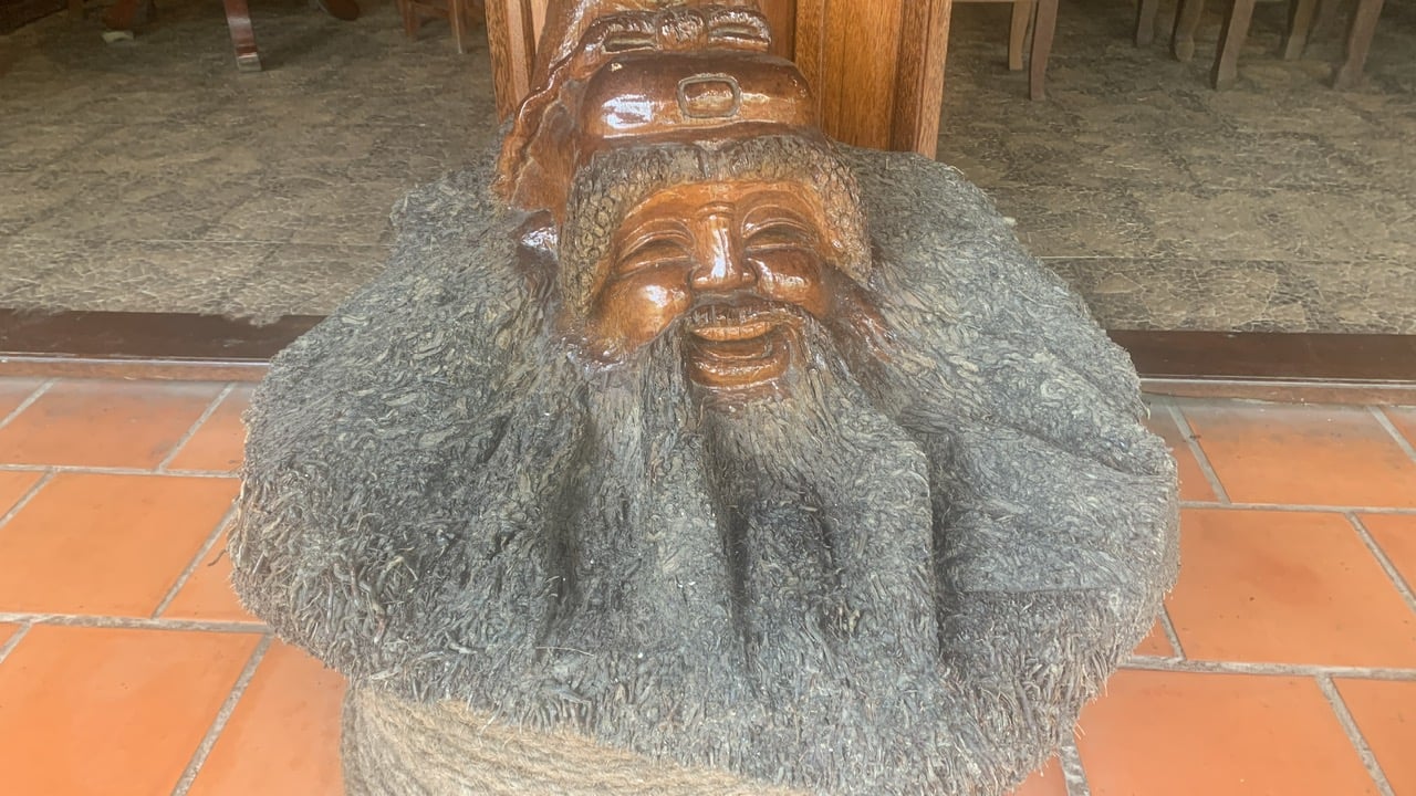 A finely crafted statue of Ong Tho, carved by an artisan from the root of an old coconut tree. Photo: Ho Thao.
