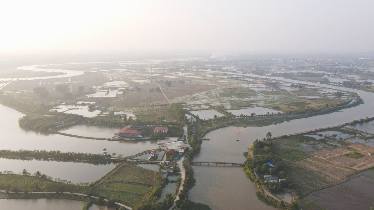 Với hệ thống sông ngòi dày đặc cùng cảnh quan các làng quê tuyệt đẹp từ chương trình xây dựng nông thôn mới, du lịch đường sông hứa hẹn sẽ mang lại những trải nghiệm thú vị cho du khách nếu được khai thác hiệu quả. Ảnh: Đinh Mười.