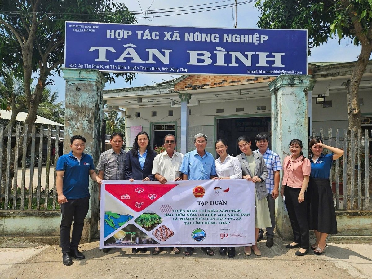 Các đại biểu tham quan HTX Nông nghiệp Tân Bình, tỉnh Đồng Tháp.