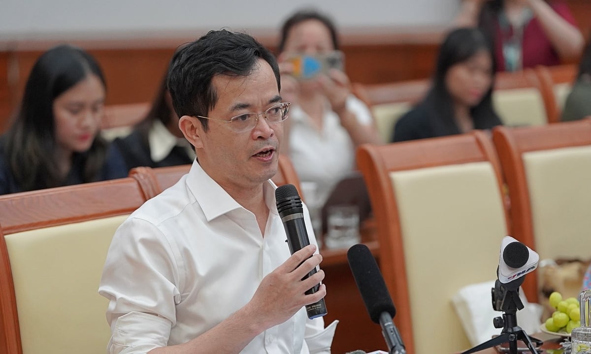 Ông Trương Bá Tuấn, Phó Cục trưởng Cục Quản lý, Giám sát chính sách thuế, phí và lệ phí chia sẻ tại buổi họp báo. Ảnh: Bảo Thắng.