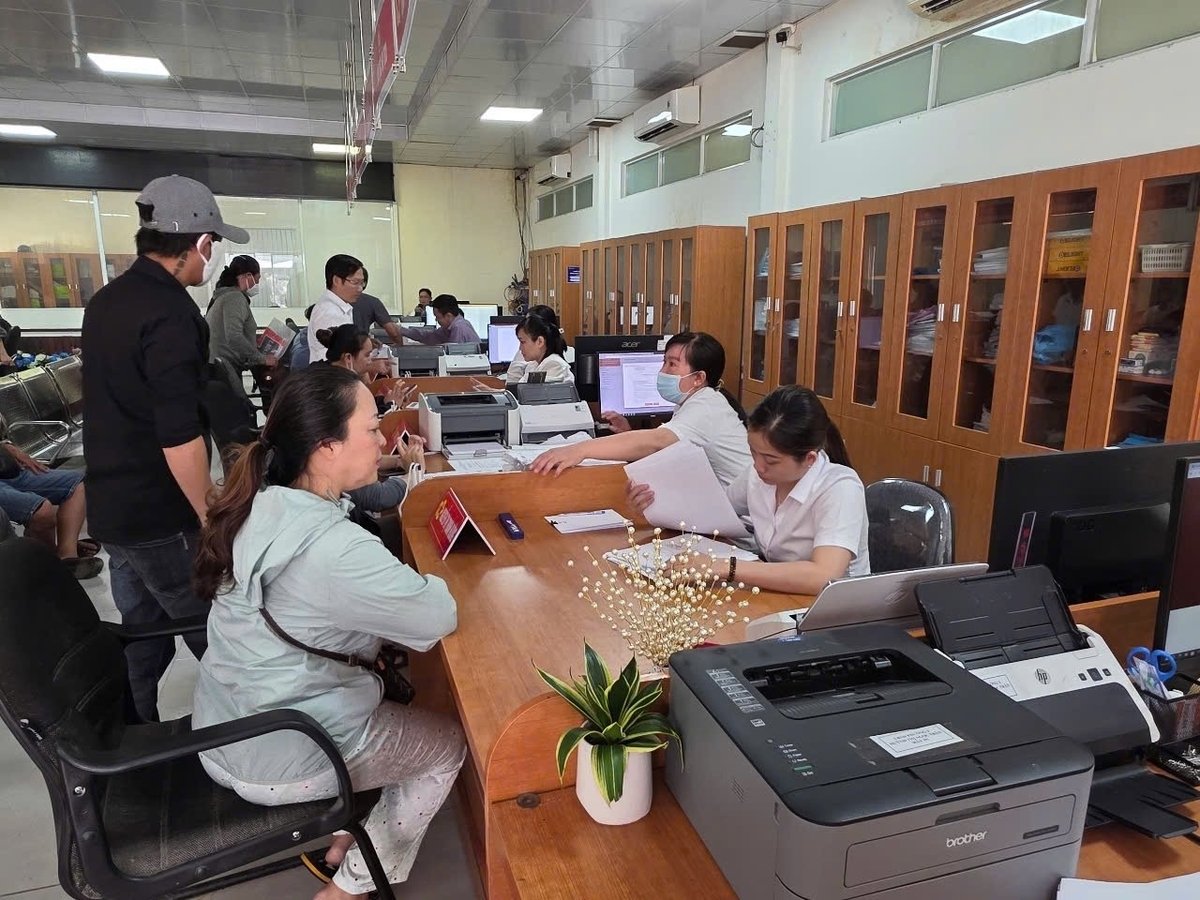 Người dân đến làm thủ tục hành chính tại Trung tâm Phục vụ hành chính công phường Bạc Liêu, tỉnh Cà Mau trong những ngày đầu vận hành mô hình chính quyền hai cấp. Ảnh: Trọng Linh.