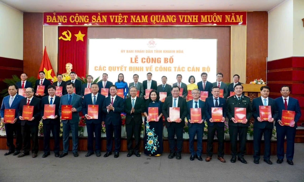 Chủ tịch UBND tỉnh Khánh Hòa Trần Quốc Nam và Phó Chủ tịch tỉnh Khánh Hòa Trần Hòa Nam trao quyết định cho lãnh đạo các Sở. Ảnh: KS.