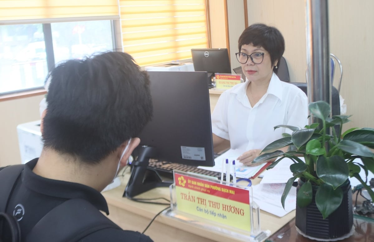 Phường Bạch Mai bố trí 7 cán bộ thường trực tại điểm phục vụ, có thể điều động thêm 10 người khi cần. Ảnh: Mai Đan.