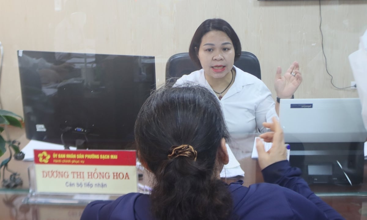 Trong 2 ngày đầu, cán bộ điểm phục vụ hành chính công phường Bạch Mai đều tập trung cao độ, đón tiếp và hướng dẫn người dân tận tình từ khâu đầu tiên đến khi hoàn tất thủ tục. Ảnh: Mai Đan.