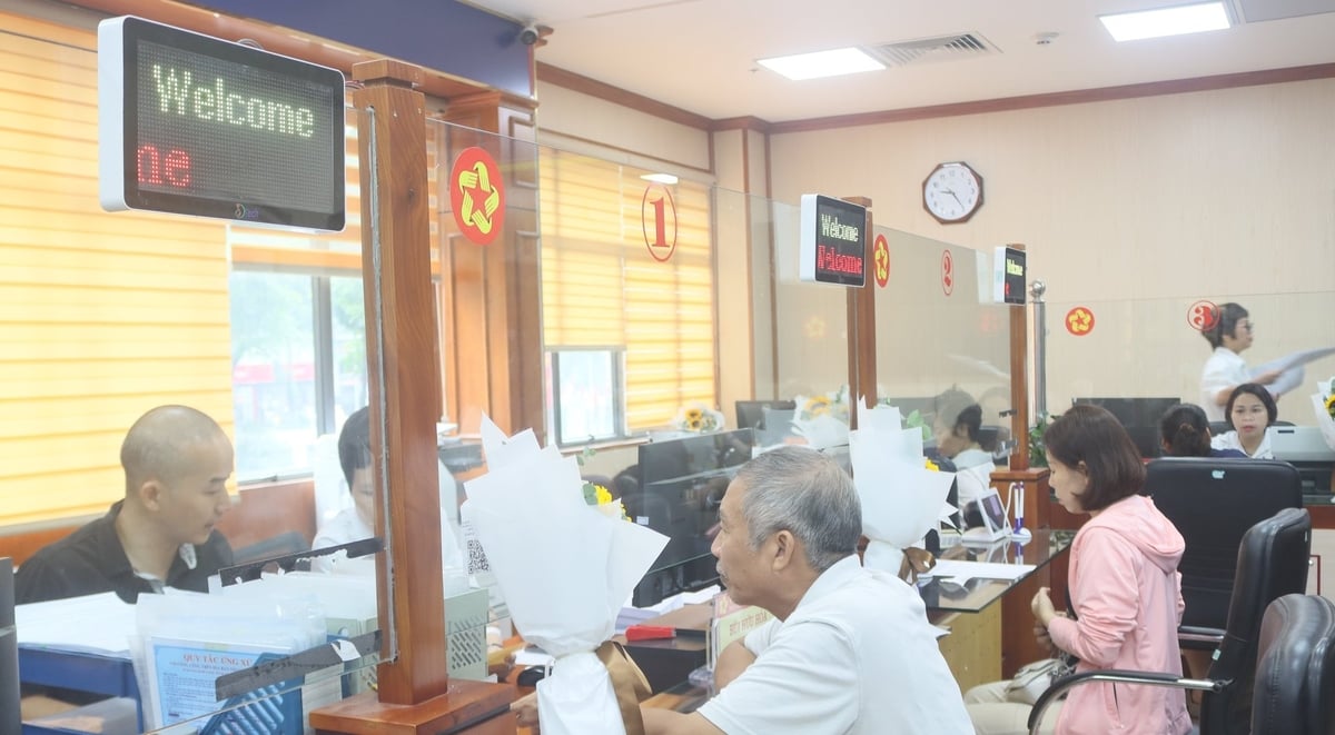 Tại phường Bạch Mai, điểm phục vụ hành chính công được tổ chức chuyên nghiệp, hoạt động sôi nổi ngay từ ngày đầu vân hành mô hình mới. Ảnh: Mai Đan.