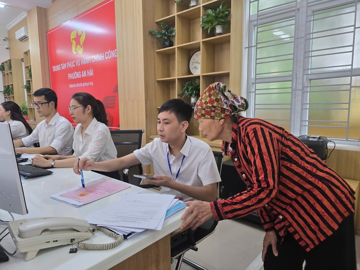 Người dân được cán bộ phụ tận tình hướng dẫn khi làm thủ tục hành chính tại phường An Hải, không còn cảnh 'xa cách' như trước đây. Ảnh: Đinh Mười.