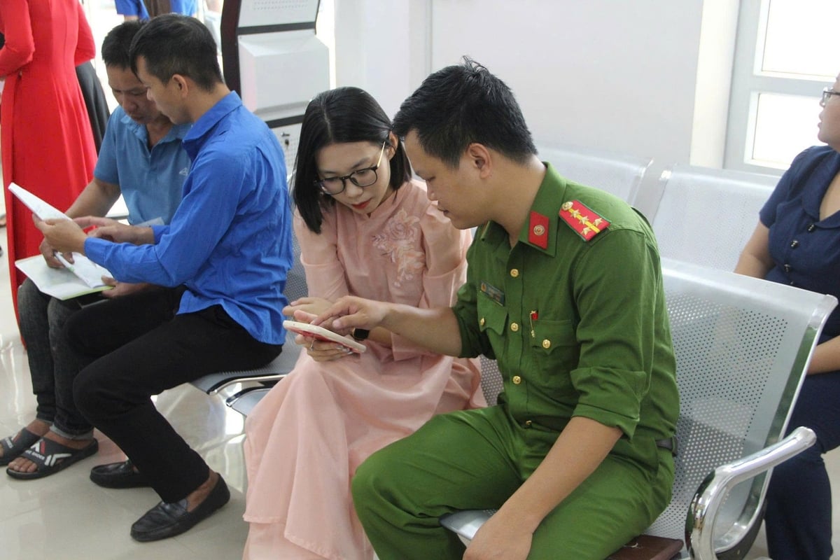 Lực lượng công an bố trí cán bộ xuống các Trung tâm phục vụ hành chính công để hỗ trợ người dân. Ảnh: Hoàng Phong.