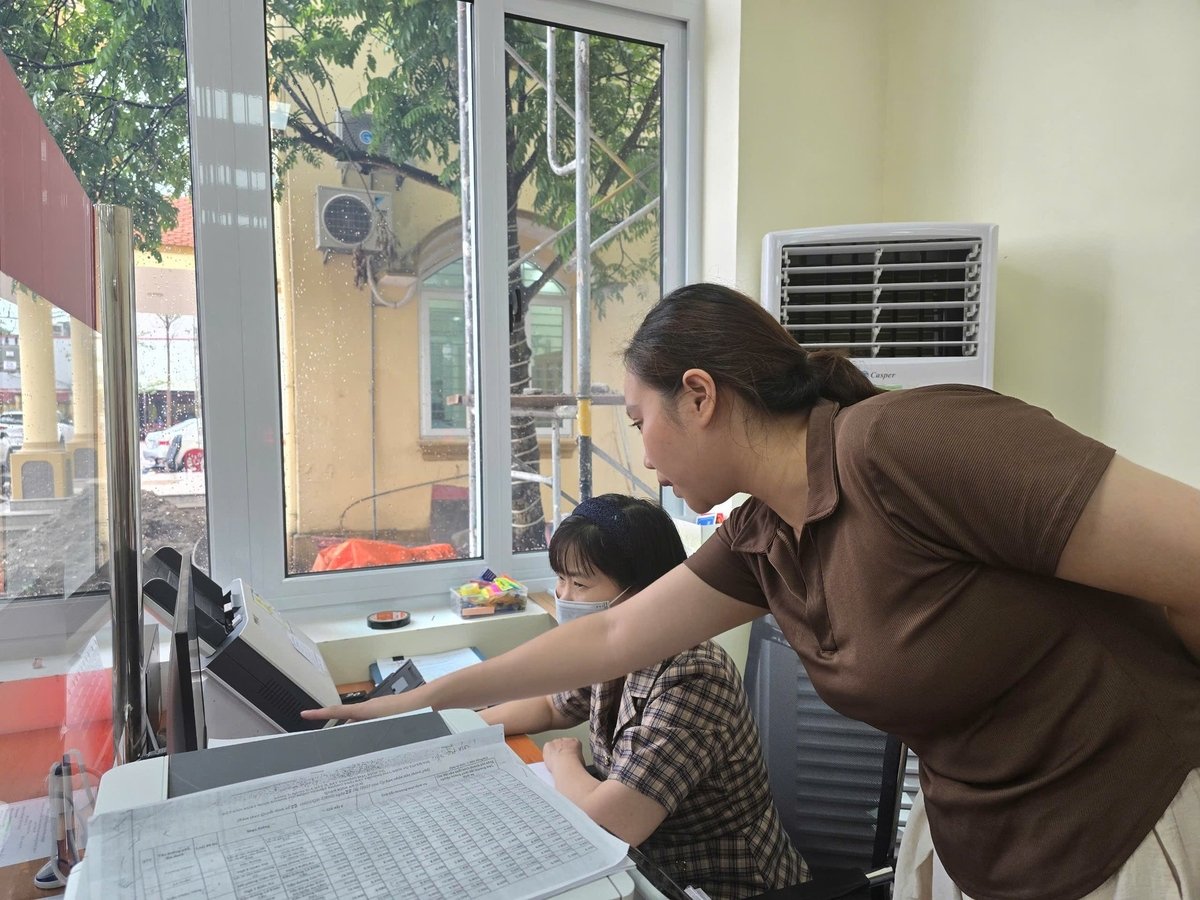 Chị Trần Thị Vân, một công chức thuộc lĩnh vực đất đai tại bộ phận một cửa phường Phù Liễn vui vẻ tiếp nhận và giải quyết công việc trong ngày thứ 2 vận hành chính quyền 2 cấp. Ảnh: Đinh Mười.
