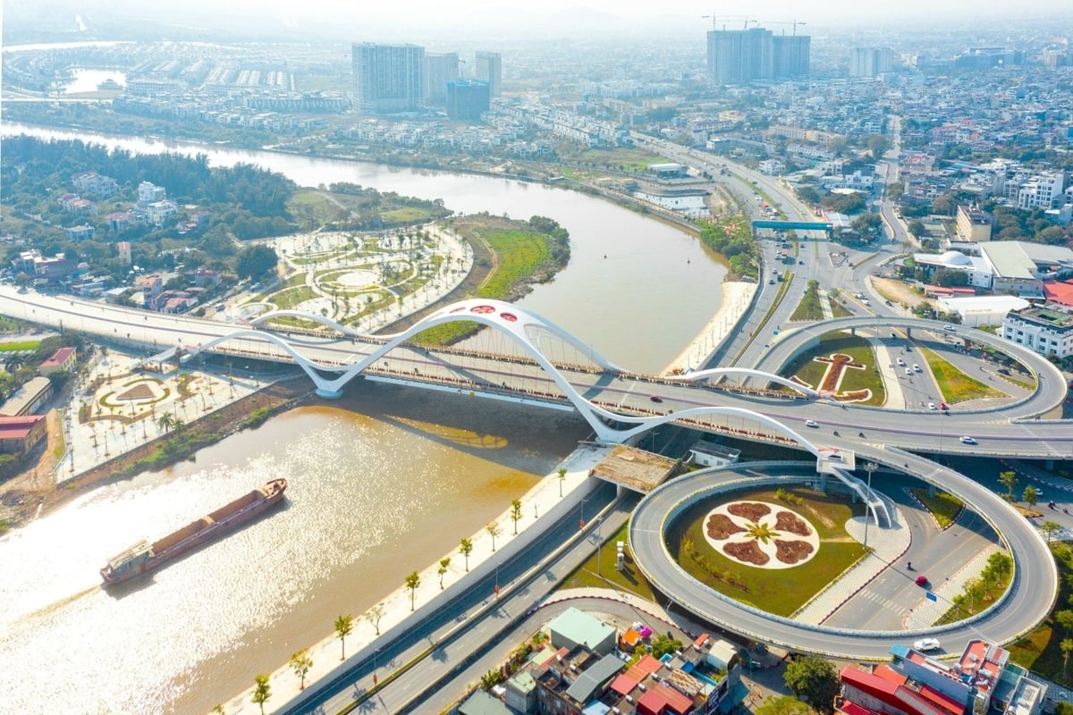 Cảnh sông nước kết hợp đô thị tạo nên vẻ đẹp riêng cho TP Hải Phòng. Ảnh: Đinh Mười.