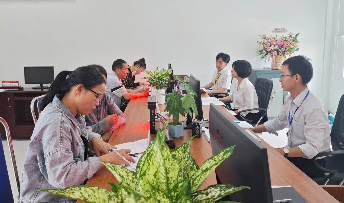 Bà Võ Thị Tường Vy (đeo kính) đến Trung tâm phục vụ hành chính công phường An Cựu để làm sổ đỏ lần đầu. Ảnh: Văn Dinh.
