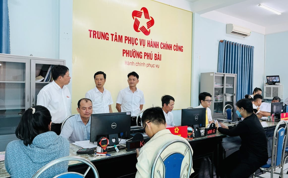 Trung tâm hành chính công phường Phú Bài đón tiếp người dân đến làm hồ sơ, trong đó có hồ sơ về đất đai. Ảnh: Văn Dinh.