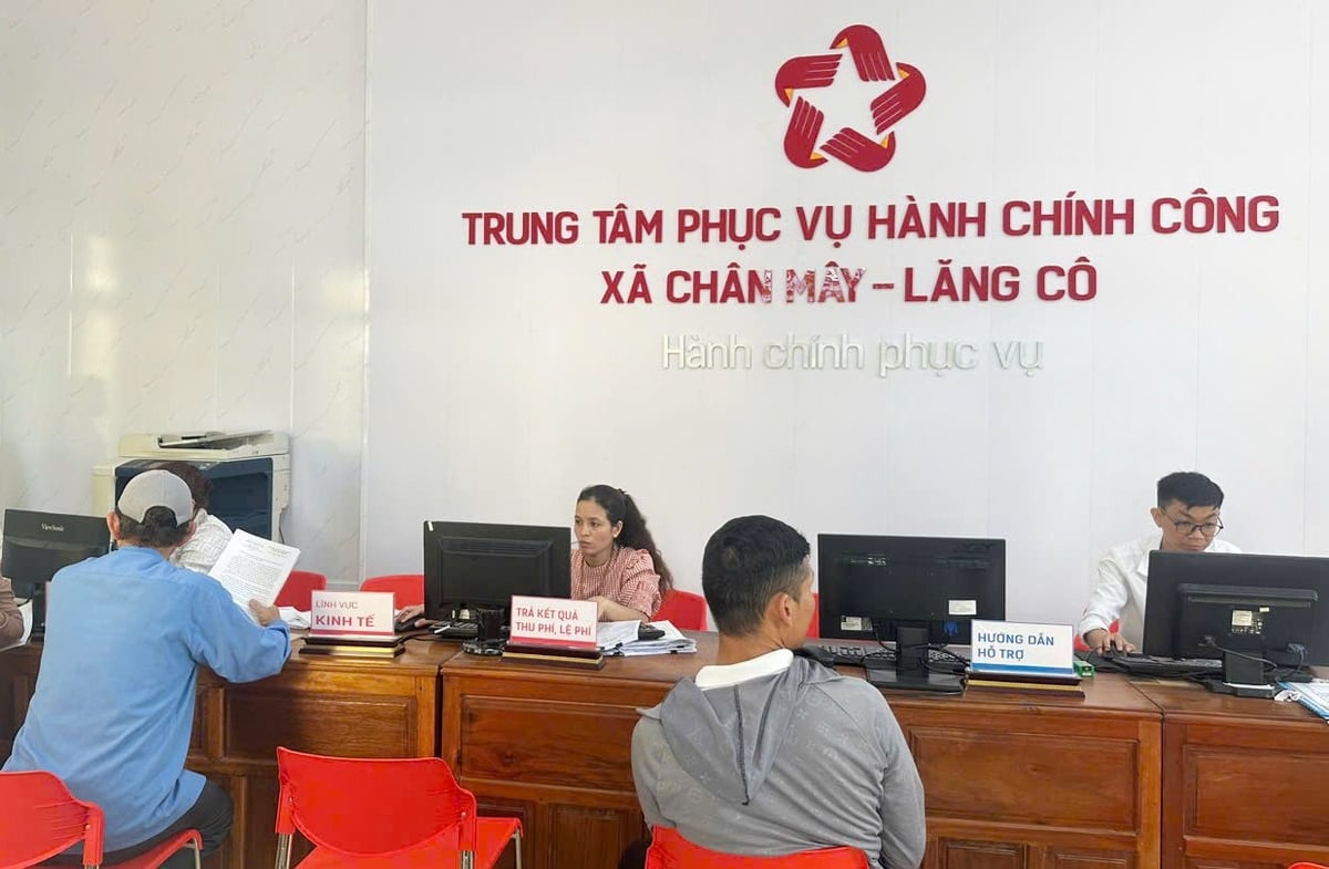 Người dân xã Chân Mây - Lăng Cô làm thủ tục hành chính, trong đó có nhiều hồ sơ về đất đai. Ảnh: Văn Dinh.