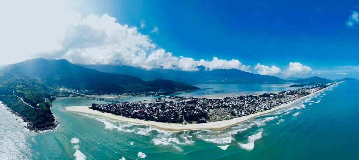 Vịnh Lăng Cô tuyệt đẹp. Ảnh: Văn Dinh.