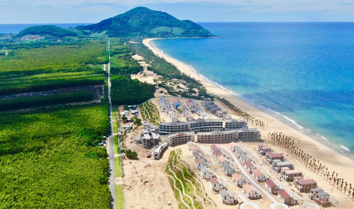 Dọc bờ biển Lăng Cô có nhiều dự án lớn hình thành, có dự án hoạt động tốt nhưng cũng có những công trình đang chậm tiến độ vì nhiều lý do, cần được tháo gỡ. Ảnh: Văn Dinh.