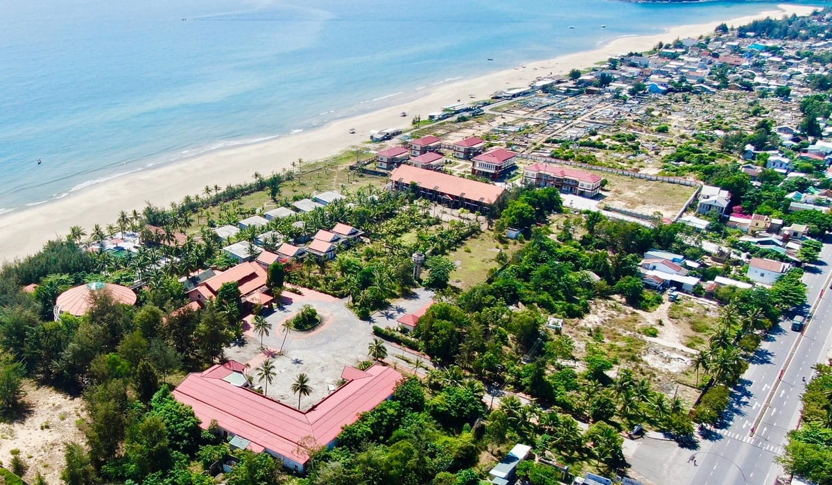 Dọc bờ biển Lăng Cô sở hữu hàng loạt khách sạn, khu nghĩ dưỡng sang trọng. Ảnh: Văn Dinh.