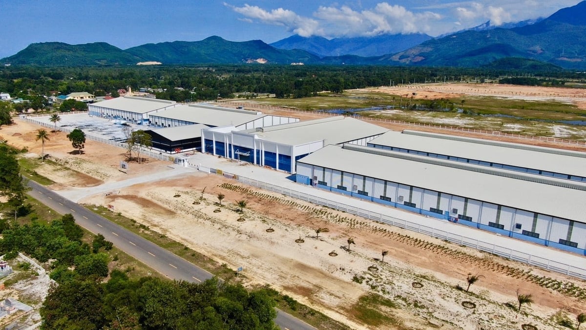 Khu kinh tế Chân Mây - Lăng Cô không ngừng phát triển, tạo việc làm cho hàng ngàn lao động, định hướng sẽ trở thành khu kinh tế trọng điểm của miền Trung. Ảnh: Văn Dinh.