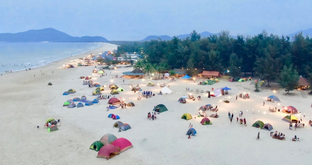 Biển Tân Cảnh Dương là điểm thu hút đông đảo khách du lịch đến vui chơi, dã ngoại, cắm trại… Ảnh: Văn Dinh.