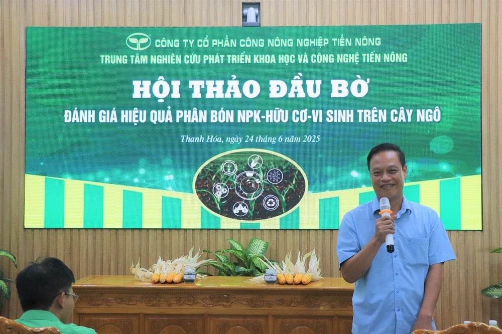 Ông Hoàng Văn Bình, Trưởng phòng Quản lý Phân bón và Thuốc Bảo vệ thực vật - Chi cục Trồng trọt và Bảo vệ thực vật tỉnh Thanh Hóa phát biểu tại hội nghị. Ảnh: Huyền Linh.