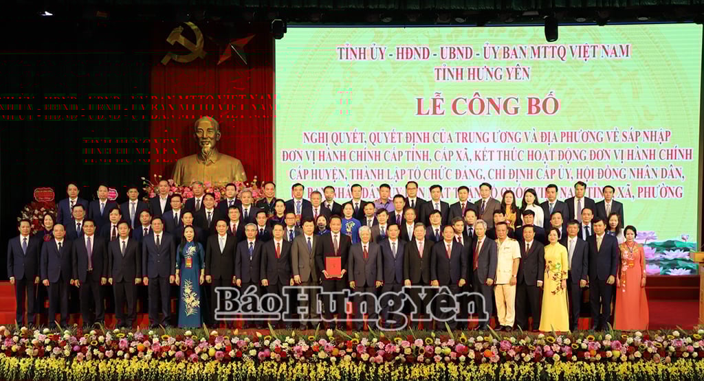 Đồng chí Đỗ Văn Chiến, Ủy viên Bộ Chính trị, Bí thư Trung ương Đảng, Chủ tịch Ủy ban Trung ương MTTQ Việt Nam trao Quyết định thành lập Đảng bộ tỉnh Hưng Yên. Ảnh: Báo Hưng Yên.