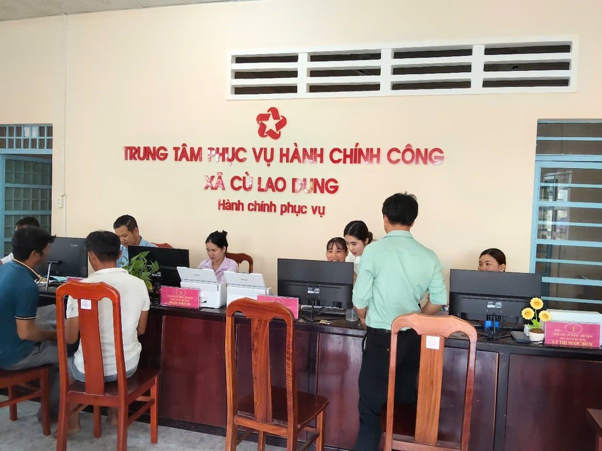Người dân, doanh nghiệp Cù Lao Dung đánh giá cao thái độ, tinh thần làm việc của các cán bộ trong những ngày đầu. Ảnh: Kim Anh.