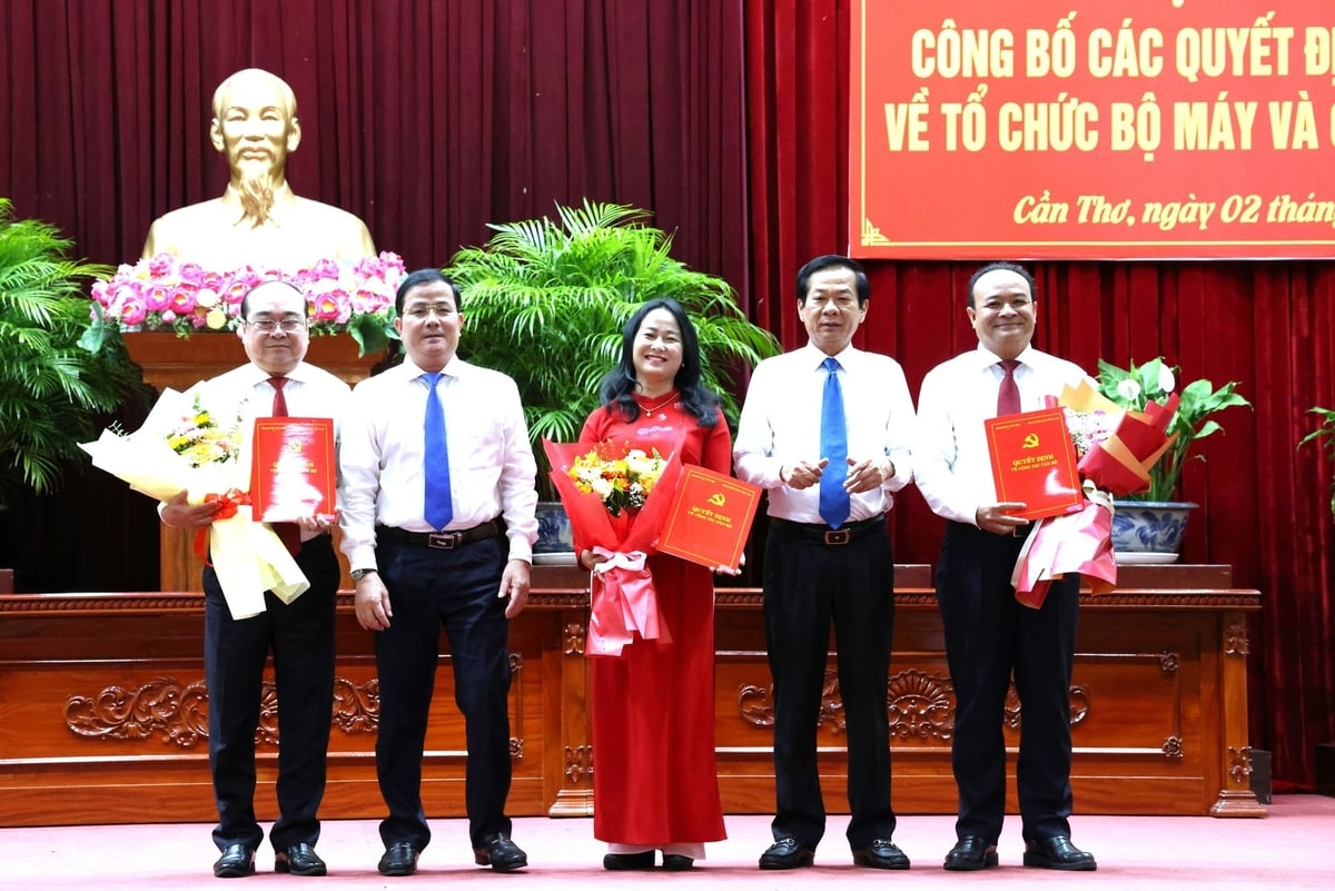 Lãnh đạo TP. Cần Thơ trao quyết định bổ nhiệm lãnh đạo, quản lý Trường Chính trị thành phố; Báo và Phát thanh, truyền hình Cần Thơ; Cơ quan Ủy ban Mặt trận Tổ quốc Việt Nam thành phố. Ảnh: Minh Trung.