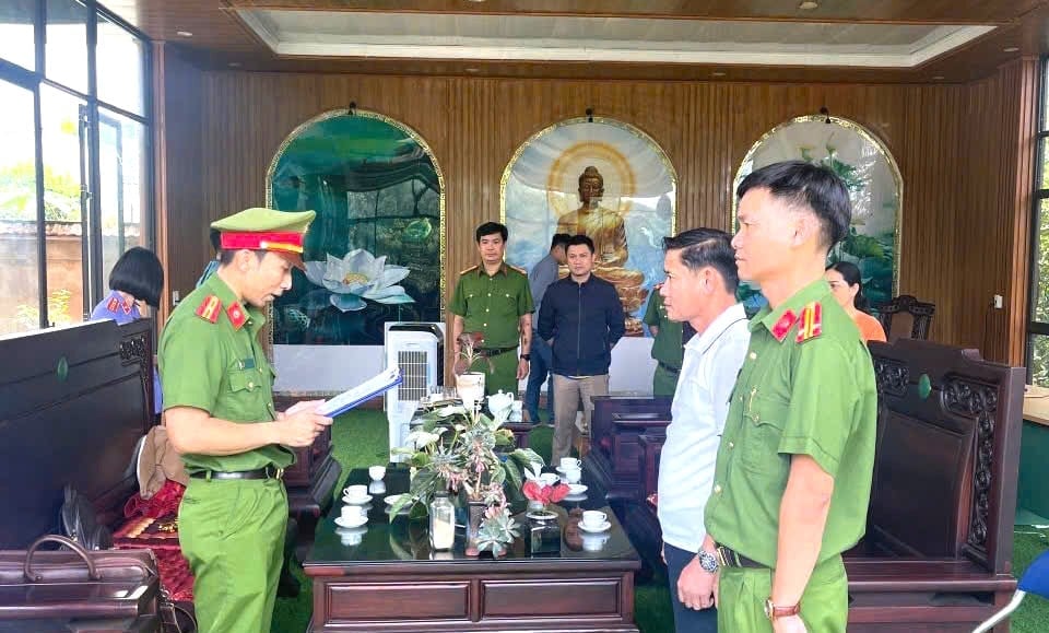 Cơ quan chức năng đọc lệnh bắt tạm giam đối với ông Lê Anh Tuấn. Ảnh: CACC. 