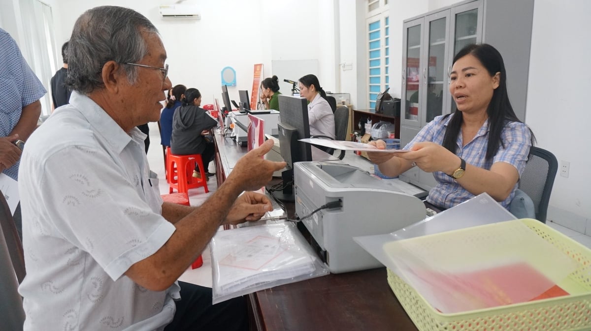 Chị Trần Thị Phương Thảo tận tình hỗ trợ người dân. Ảnh: Trần Trung.