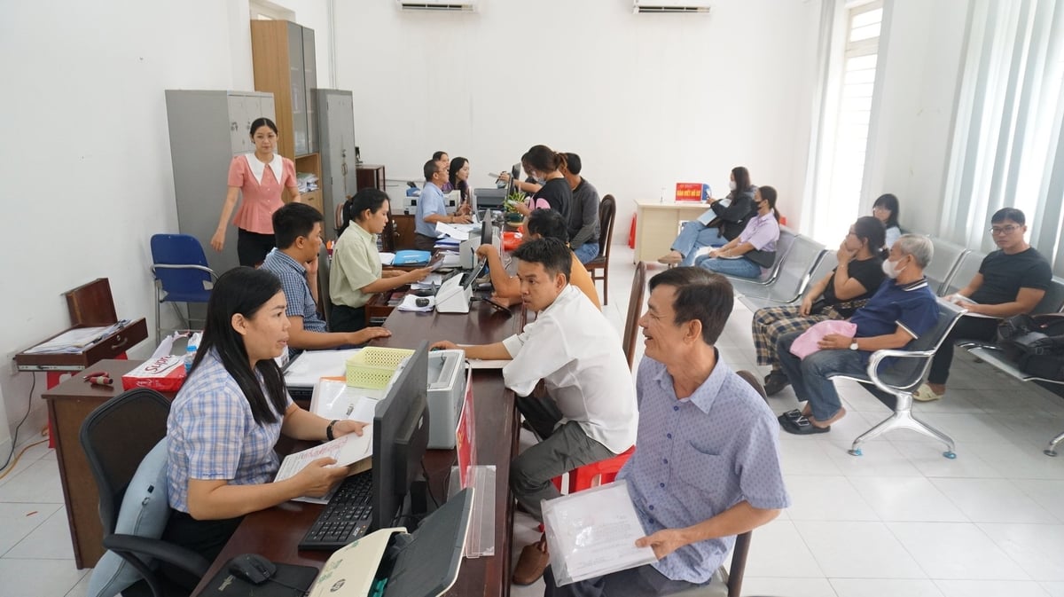 Ngày thứ hai vận hành mô hình chính quyền địa phương hai cấp, người dân đến Trung tâm Phục vụ Hành chính công phường Tân Ninh vẫn rất đông. Ảnh: Trần Trung.
